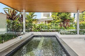 Waterfront 2-bed Oasis - Pool, Steam, Jacuzzi, Gym