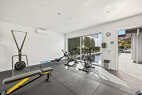 Waterfront 2-bed Oasis - Pool, Steam, Jacuzzi, Gym