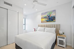 Waterfront 2-bed Oasis - Pool, Steam, Jacuzzi, Gym