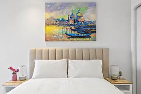 Waterfront 2-bed Oasis - Pool, Steam, Jacuzzi, Gym