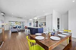 3-bed Coastal Getaway With Direct Beach Access
