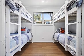 3-bed Coastal Getaway With Direct Beach Access