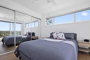 3-bed Coastal Getaway With Direct Beach Access