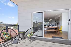 3-bed Coastal Getaway With Direct Beach Access