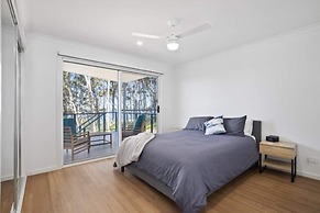3-bed Coastal Getaway With Direct Beach Access
