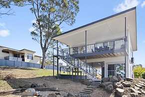 3-bed Coastal Getaway With Direct Beach Access