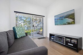3-bed Coastal Getaway With Direct Beach Access