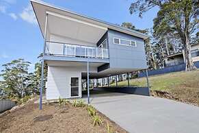 3-bed Coastal Getaway With Direct Beach Access
