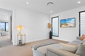 Deluxe 4-bed Home With Pool & Fire Pit