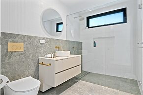 Deluxe 4-bed Home With Pool & Fire Pit