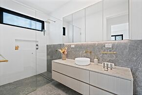 Deluxe 4-bed Home With Pool & Fire Pit