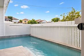 Deluxe 4-bed Home With Pool & Fire Pit