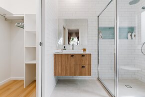 Exquisitely Spacious 3-bed Home