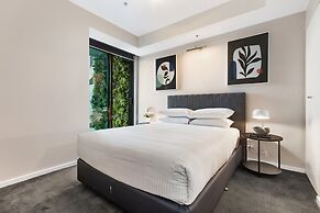 Impeccably Chic 2-bed With Views & Fab Amenities