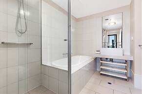 Impeccably Chic 2-bed With Views & Fab Amenities