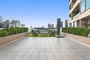 Impeccably Chic 2-bed With Views & Fab Amenities