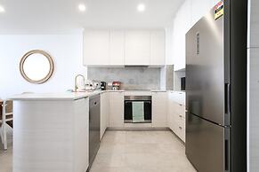 Superb 2-bed Apartment With Scenic Bay Views