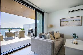 Superb 2-bed Apartment With Scenic Bay Views