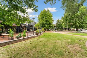 Perfect Location 1-bed With Balcony, BBQ & Parking