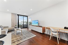 Perfect Location 1-bed With Balcony, BBQ & Parking