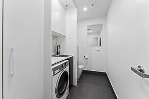 Perfect Location 1-bed With Balcony, BBQ & Parking