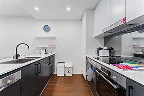 Perfect Location 1-bed With Balcony, BBQ & Parking