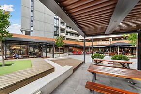 Perfect Location 1-bed With Balcony, BBQ & Parking