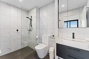 Perfect Location 1-bed With Balcony, BBQ & Parking