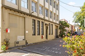 Stylish Inner City 2-bed Unit by Fig Lane Park