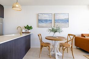 Elegant Bay Side 1-bed Apartment With Views