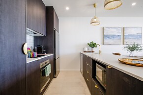 Elegant Bay Side 1-bed Apartment With Views