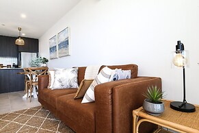 Elegant Bay Side 1-bed Apartment With Views