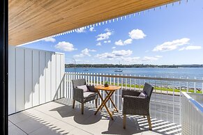 Elegant Bay Side 1-bed Apartment With Views