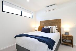 Elegant Bay Side 1-bed Apartment With Views