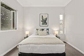Central Cosy 2-bed With Pool and Near QUT & CBD