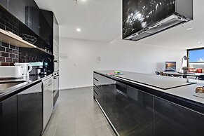 Chic 1-bed With Stunning Lake View & Indoor Pool
