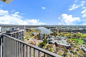 Chic 1-bed With Stunning Lake View & Indoor Pool