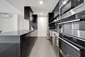 Chic 1-bed With Stunning Lake View & Indoor Pool