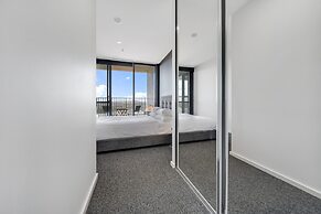Chic 1-bed With Stunning Lake View & Indoor Pool