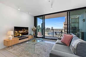 Chic 1-bed With Harbour Views & Pool by Tram Line