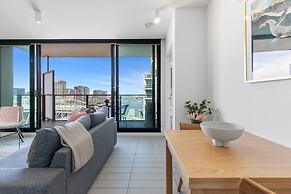 Chic 1-bed With Harbour Views & Pool by Tram Line