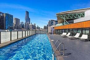 Chic 1-bed With Harbour Views & Pool by Tram Line