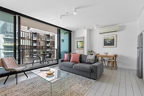 Chic 1-bed With Harbour Views & Pool by Tram Line