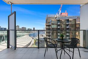 Chic 1-bed With Harbour Views & Pool by Tram Line