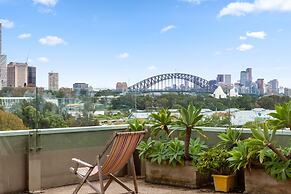 Chic Studio With Pool Overlooking the City