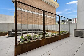 Sophisticated Inner-city 2-bed With Outdoor Dining