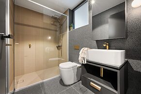 Sophisticated Inner-city 2-bed With Outdoor Dining