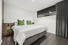 Sophisticated Inner-city 2-bed With Outdoor Dining