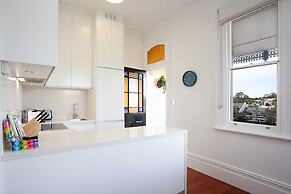Spacious Studio With Balcony in Inner-city Glebe