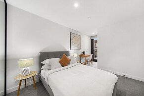 Phillip 2-bed: Chic Interiors, Amazing Amenities